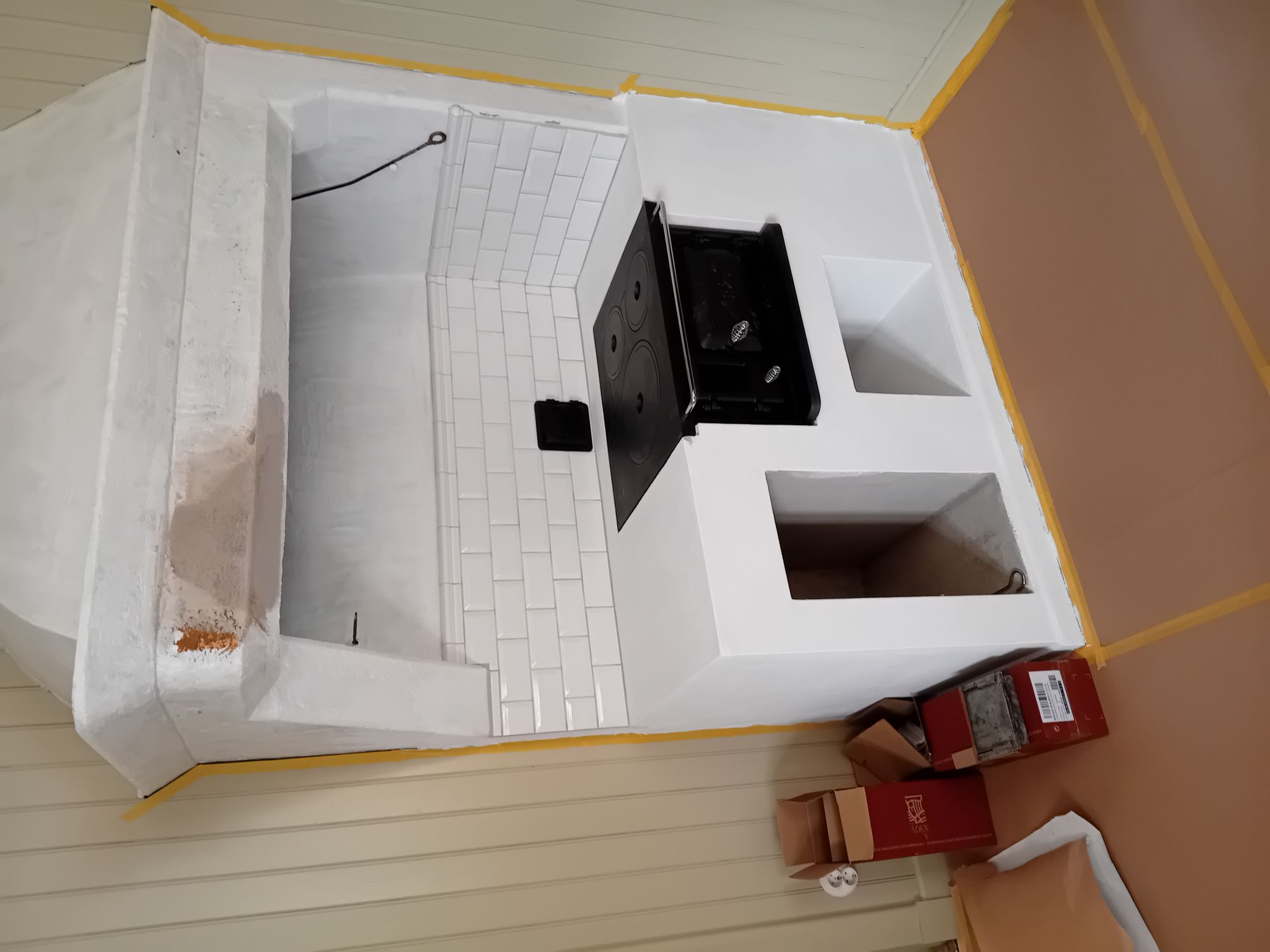 Vedspis och murad eldstad efter renovering i Linköping