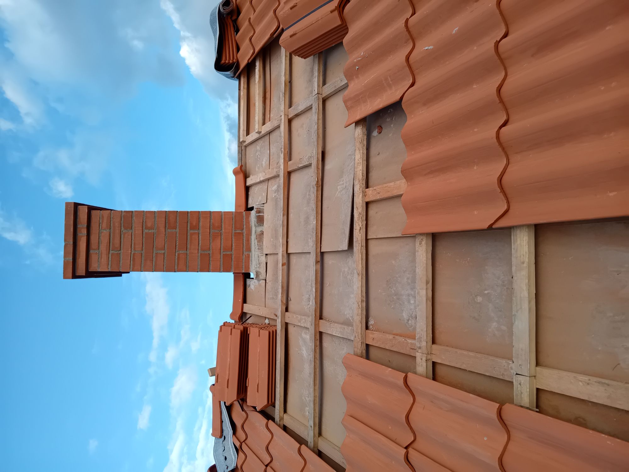 Skorsten på tak efter mureriarbete i Linköping