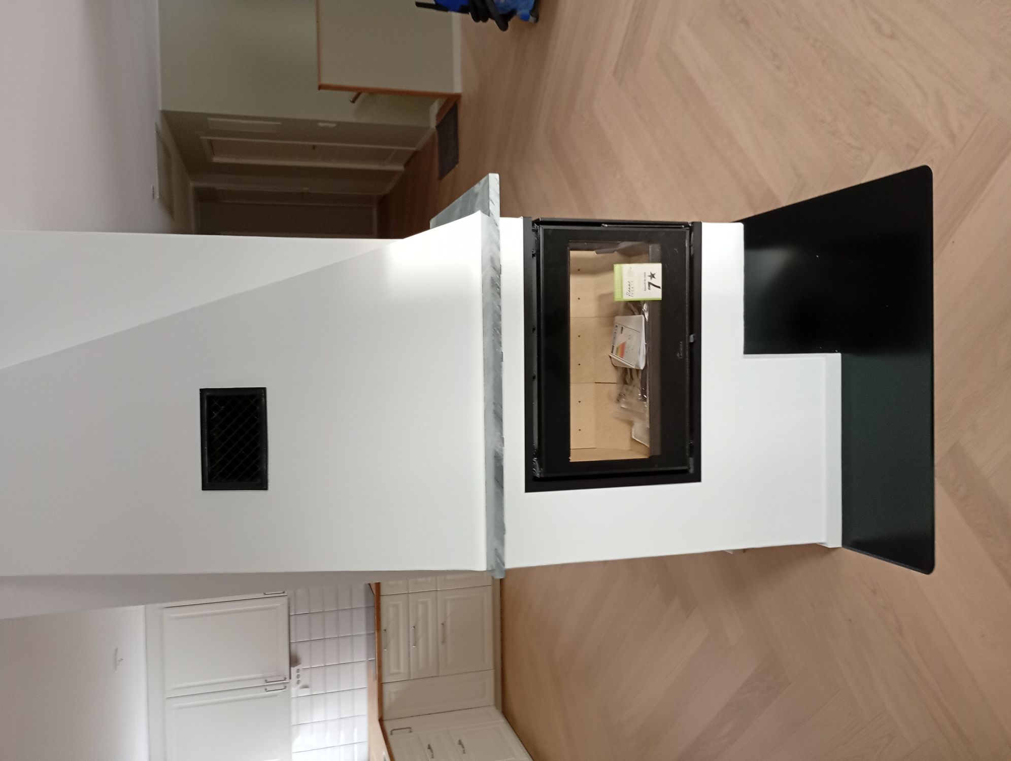 Inbyggd kamin med glaslucka – mureriarbete i Linköping