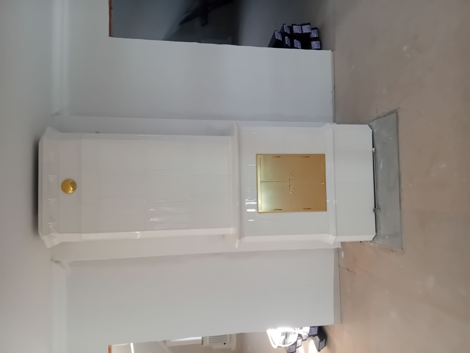 Renoverad kakelugn med mässingslucka i bostad i Linköping